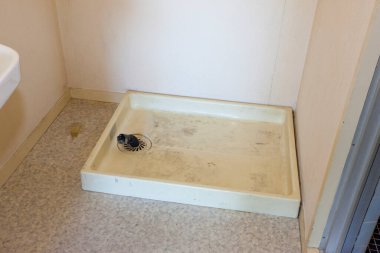 Kirli bir tuvaletin kirli tuvaletini kapat.