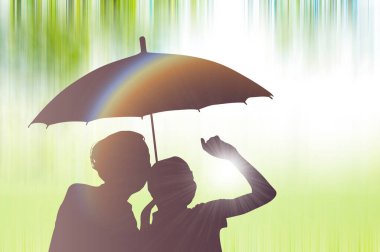 Çift silueti şemsiye altında