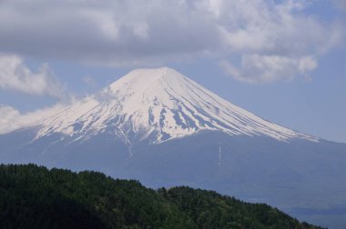 Fuji Dağı karla kaplı. 