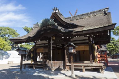 Güzel antik Japon tapınağının manzaralı görüntüsü.