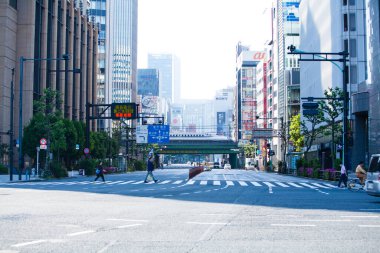 Şehirde yeşil ağaçları olan modern bir bina. 