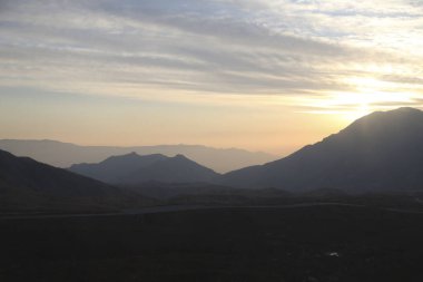 Dağların üzerinde güzel bir manzara