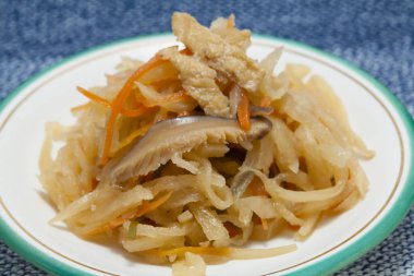 Restoran atmosferinde gerçek bir Asya yemeği sergileniyor.