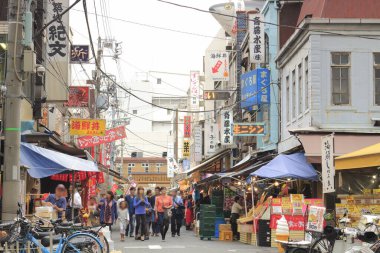 Japon şehrinde, eski caddenin yanından geçen insanlar, gündüz görüşü