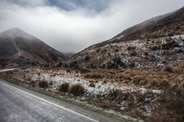 Bulutlu dağlarda yol