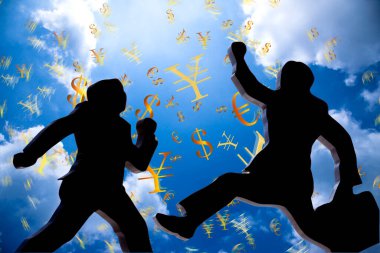 Para birimi sembolleriyle gökyüzünde iş adamlarının silueti