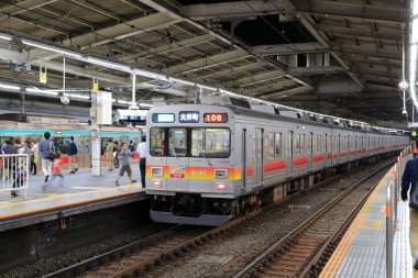 Demiryolu yapısı büyük görünüyor. Yoğun bir Japon gündüz ortamı için önemli bir bileşen..