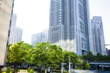 Modern binalar ve mavi gökyüzü - Tokyo, Japonya 'da