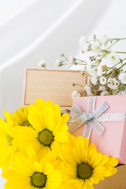 Çiçekler ve hediyeler dekore edilmiş masada.