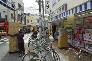 Yoğun Japon marketinin önüne park edilmiş bisikletler.