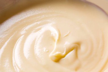 Yakın plan - arkaplanda lezzetli kremalı tereyağı