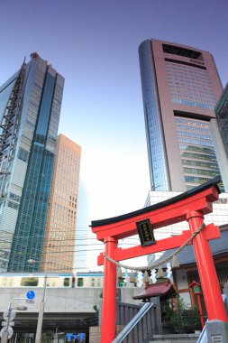 Geleneksel ve modern cepheler Japon caddesinin karakterini tanımlamak için yan yana dururlar.. 