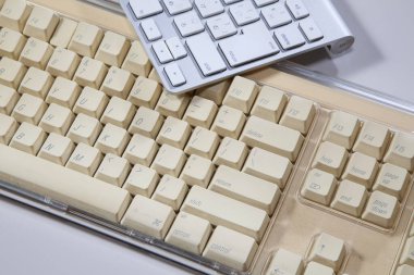 Arka planda iki bilgisayar klavyesi, kapat