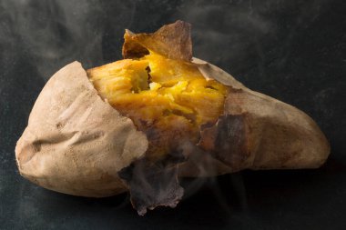 Arka planda Japon usulü kızarmış tatlı patates, yakın plan.