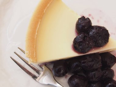 Lezzetli yaban mersinli cheesecake manzarası