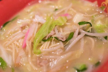 Asya usulü erişte, balık ve etle.