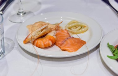 Tabakta servis edilen lezzetli deniz ürünlerinin yakın görüntüsü