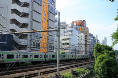 Tokyo, Japonya 'daki tren istasyonu manzaralı. 