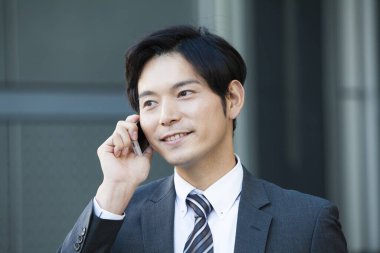 Cep telefonu kullanan iş adamı