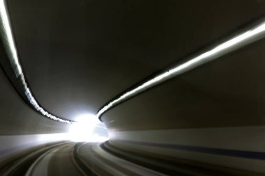 Hızlı hareket bulanıklığı olan ışık tüneli