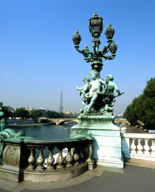 Japon şehir parkındaki antik heykel, gündüz manzaralı.  