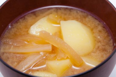 Tabakta Asya çorbası resmi. 