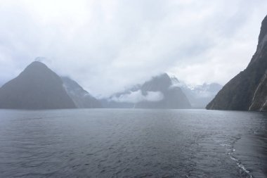 Şelaleli sisli dağların manzarası, gündüz manzarası. 