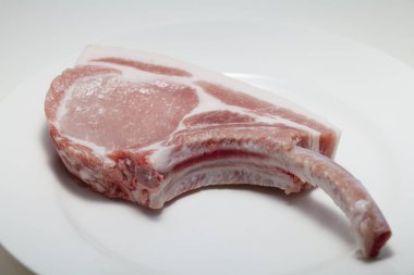Beyaz arka planda taze çiğ domuz kaburgası.