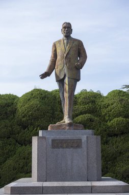 Parktaki tarihi taş heykel manzarası