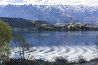 Dağlardaki gölün manzarası