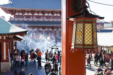 Birçok ziyaretçi bir tatil sırasında antik bir Japon tapınağında toplandı.