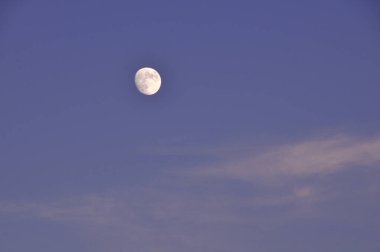 Ayın karanlık gökyüzünde.