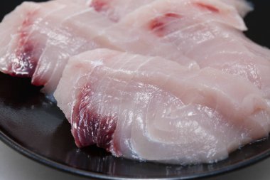 Çiğ taze balık filetosu pişirmeye hazır.