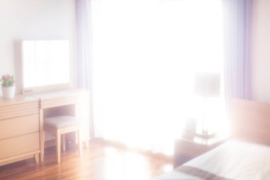 Parlak yatak odası. Güneş ışığı perdelerin arasından akıyor.