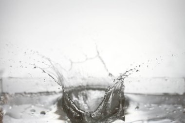 hafif arkaplanda su damlaları      