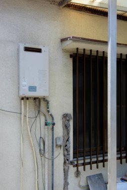 Binanın dışında kablolu elektrik kutusu var.
