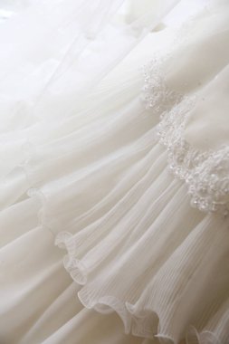 Güzel, beyaz, dantelli bir gelinlik.        