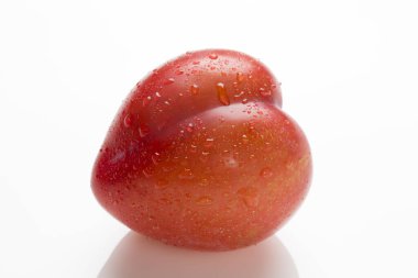 Taze kırmızı kalp şeklinde domates tek başına dinleniyor.