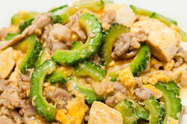 Goya Chanpuru, domuz eti, tofu ve yumurta ile kızartılmış kavun.