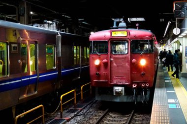 Birçok gösterişli tren Japon kentsel bölgesini doğramak için demiryolu koridorunu işgal ediyor..