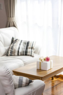 Modern oturma odası dekorasyonu ve hediye paketi.