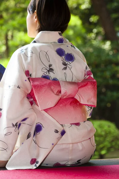 Baksida Japansk Kvinna Bär Kimono Sitter Engawa Och Tittar Trädgård — Stockfoto