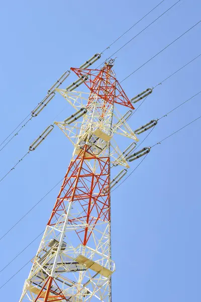 高圧送電線 青い空を背景 — ストック写真