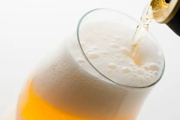 Ein Glas Bier Wird Ein Glas Gegossen — Stockfoto