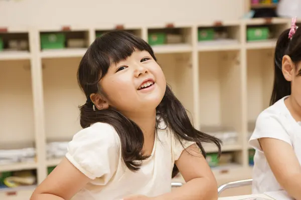 Portret Van Een Lachend Aziatisch Klein Meisje — Stockfoto