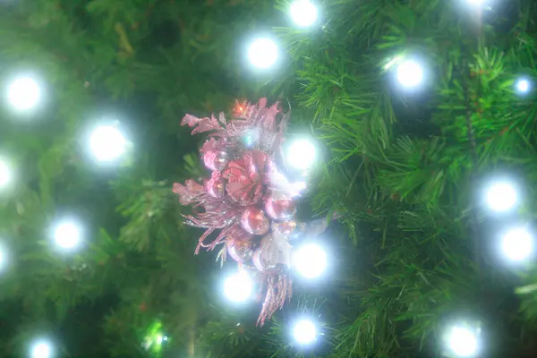 ボールとガーランドの美しいクリスマスツリーの背景 — ストック写真