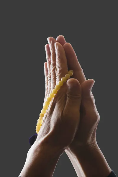 Orando Mulher Com Mãos Palmas Juntas Segurando Rosário Conceito Espiritualidade — Fotografia de Stock