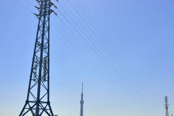 高低压电力线路对蓝蓝的天空 — 图库照片