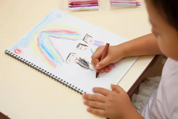 Petite Fille Dessin Arc Ciel Famille Avec Crayons Couleur Dans — Photo