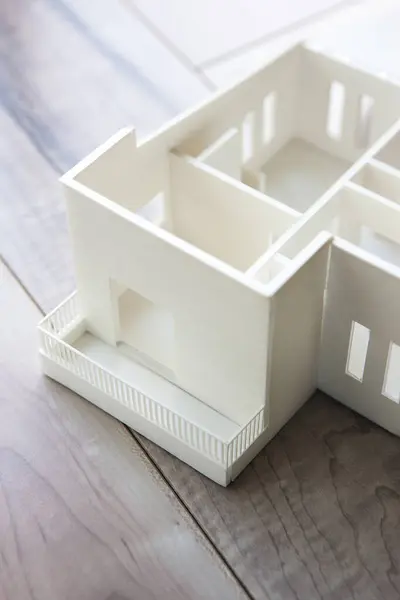 ホワイトプラスチック製の家のモデルのクローズアップ — ストック写真